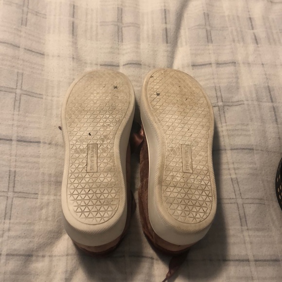 Tennis shoes - Picture 4 of 4